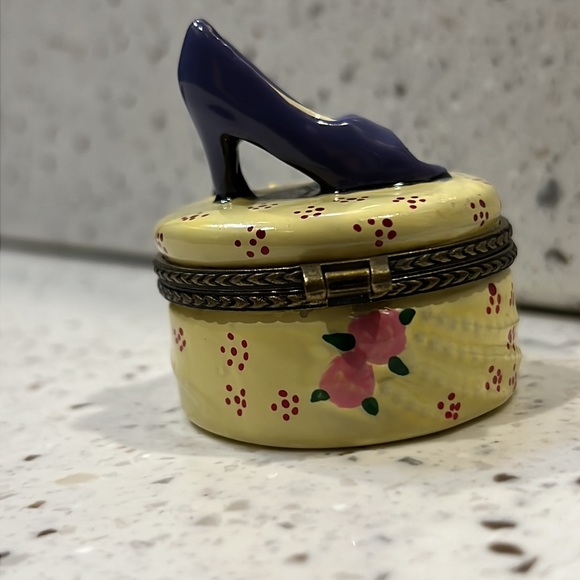 Hinged trinket box purple high heel shoe with embossed roses - Picture 8 of 10